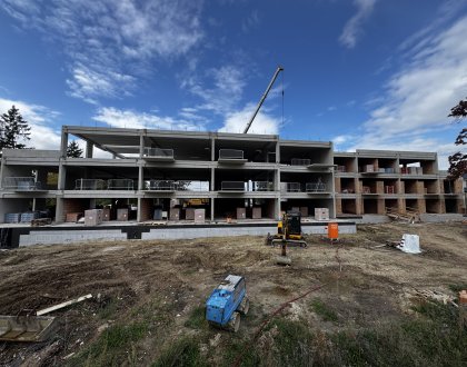 ZADNÍ POHLED NA STAVBU